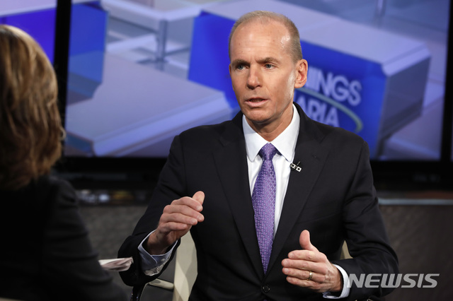 【뉴욕=AP/뉴시스】데니스 뮬런버그 보잉 CEO가 346명의 목숨을 앗아간 두 차례의 추락 사고에 대해 최초로 사과했다고 4일(현지시간) CNBC가 보도했다. 사진은 인터뷰 중인 뮬런버그의 모습. 2019.04.05 