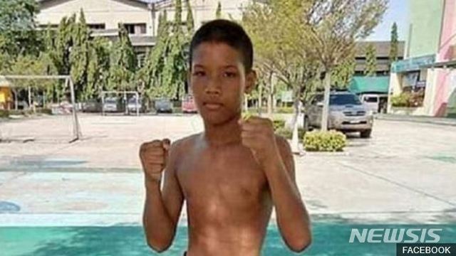 【서울=뉴시스】태국에서 13살 소년이 킥복싱 경기 도중 머리를 수차례 가격당해 KO 당한 뒤 이틀만에 숨지는 사건이 발생, 어린이들의 킥복싱을 금지해야 한다는 압력이 거세지고 있다. 사진은 13일 숨진 아누차 코차나의 모습. <사진 출처 : 英 BBC> 2018.11.14