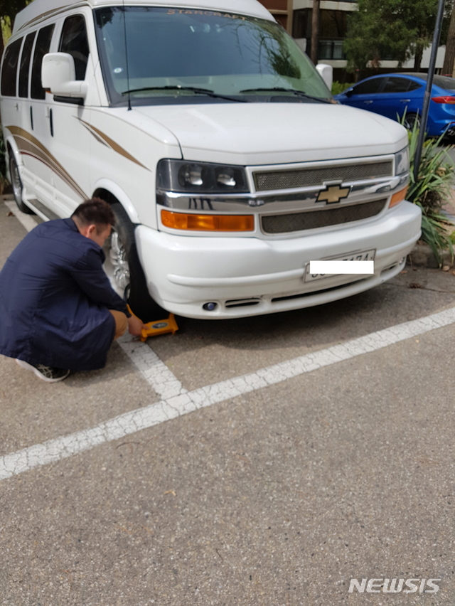 【서울=뉴시스】 강남구 38체납기동대 징수 활동_차량 바퀴 족쇄. 2018.11.14. (사진= 강남구 제공)