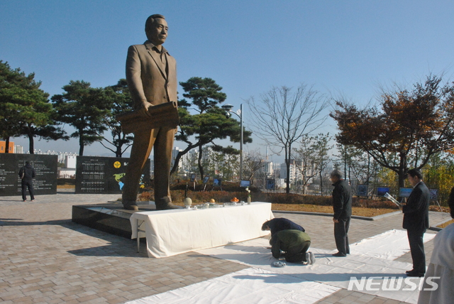 【대구=뉴시스】경북 구미 상모사곡동 박정희 대통령 생가 기념공원에 있는 박 전 대통령 동상. 뉴시스DB. 2024.08.12 photo@newsis.com