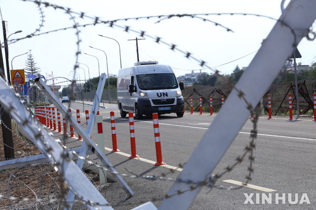 [니코시아( 키프로스)=AP/뉴시스] 키프로스 동부 파마구스타 인근 데리네이아 검문소 부근 철책 도로를 지난 해 11월 유엔파견군의 차량이 지나고 있다.&nbsp; 튀르키예(터키) 점령 44년이 지난 지금 분단된 키프로스는 유럽을 향하는 난민의 교두보로 관심을 받고 있다. 2019.01.30.