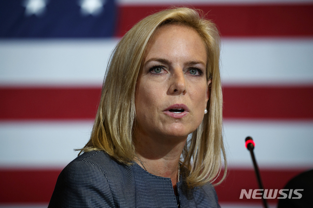 【베스페이지=AP/뉴시스】도널드 트럼프 미국 대통령이 7일(현지시간) 트위터를 통해 키어스천 닐슨 국토안보부장관 사임 소식을 알렸다. 사진은 닐슨 장관이 지난해 5월23일 뉴욕 베스페이지에서 이민정책 관련 발언을 하는 모습. 2019.04.08.
