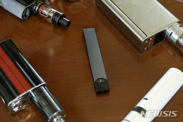 【샌프란시스코=AP/뉴시스】미국 전자담배 시장 점유율 70%를 차지하고 있는 '줄랩스(JuulLabs)'가 13일(현지시간) 향기나는 전자담배의 소매점 판매와 SNS 홍보를 중단하기로 했다.사진은 전자담배 제품 사이에 놓여있는 줄랩스 제품 '줄'. 2018.11.14.