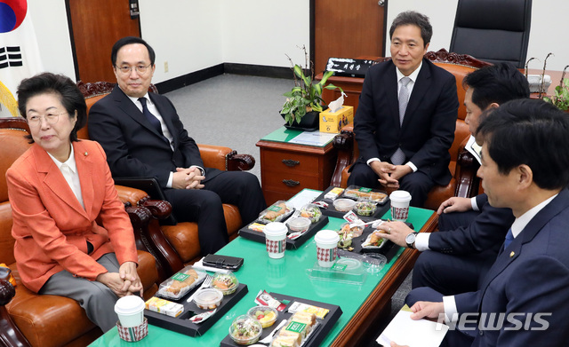 【서울=뉴시스】박영태 기자 = 14일 오전 서울 영등포구 여의도 국회에서 열린 국회 정보위원회 간담회에 김상균(왼쪽 두번째) 국가정보원 2차장이 참석한 가운데 이학재(왼쪽 세번째) 정보위원장 등 위원들이 이야기를 나누고 있다. 2018.11.14. since1999@newsis.com