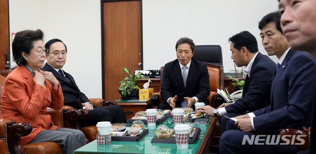 【서울=뉴시스】박영태 기자 = 14일 오전 서울 영등포구 여의도 국회에서 열린 국회 정보위원회 간담회에 김상균(왼쪽 두번째) 국가정보원 2차장이 참석한 가운데 이학재(왼쪽 세번째) 정보위원장 등 위원들이 이야기를 나누고 있다. 2018.11.14. since1999@newsis.com