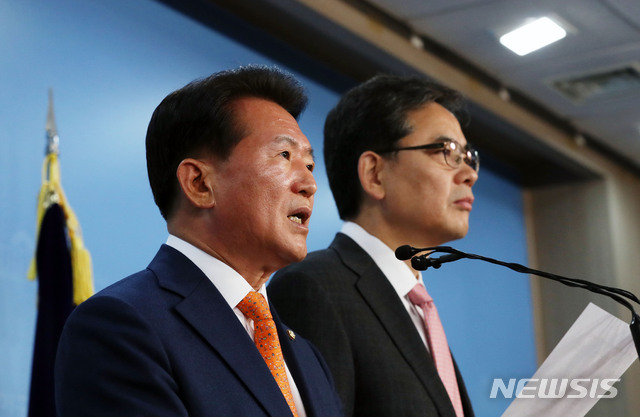 【서울=뉴시스】홍효식 기자 = 국회 교육위원회 소속 자유한국당 김한표(왼쪽) 간사와 곽상도 의원이 14일 오전 서울 여의도 국회 본청 정론관에서 한유총의 로비를 받아 고의로 절차를 지연하고 있다고 유포한 더불어민주당 박용진 의원에 대해 허위사실 유포와 명예훼손 관련 법적 조치를 취할 것임을 밝히고 있다. 2018.11.14. yesphoto@newsis.com