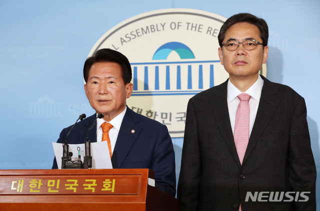 【서울=뉴시스】홍효식 기자 = 국회 교육위원회 소속 자유한국당 김한표(왼쪽) 간사와 곽상도 의원이 14일 오전 서울 여의도 국회 본청 정론관에서 한유총의 로비를 받아 고의로 절차를 지연하고 있다고 유포한 더불어민주당 박용진 의원에 대해 허위사실 유포와 명예훼손 관련 법적 조치를 취할 것임을 밝히고 있다. 2018.11.14. yesphoto@newsis.com