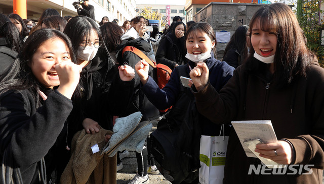 【서울=뉴시스】추상철 기자 = 2019학년도 대학수학능력시험을 하루 앞둔 14일 오전 서울 영등포구 여의도여자고등학교에서 수험생들이 수능 고득점을 다짐하고 있다. 2018.11.14. scchoo@newsis.com