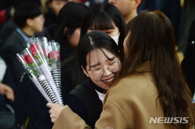 【전주=뉴시스】김얼 기자= 2019학년도 대학수학능력시험을 하루 앞둔 14일 전북 전주시 호남제일고등학교에서 고3 수험생들이 담임선생님과 포옹을 하고 있다. 2018.11.14pmkeul@newsis.com