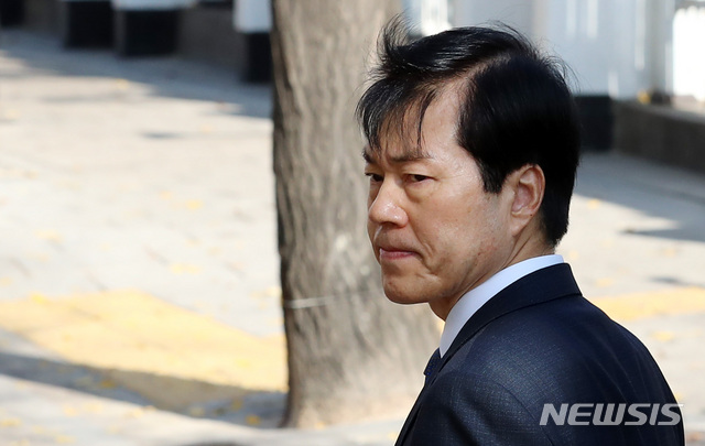 【서울=뉴시스】이영환 기자 = 김태한 삼성바이오로직스 사장이 14일 오전 서울 종로구 정부서울청사에서 열린 증권선물위원회 정례회의 참석을 마치고 청사를 나서고 있다. 증선위는 이날 오전 9시부터 회의를 열고 삼성바이오 회계 처리 위반 안건을 심의한다. 2018.11.14.&nbsp; 20hwan@newsis.com