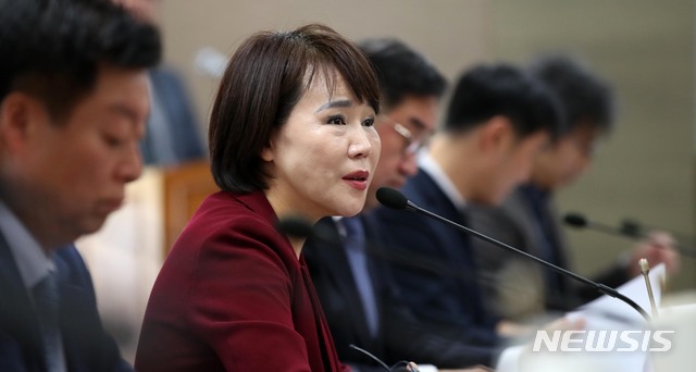 【서울=뉴시스】고범준 기자 = 전현희 더불어민주당 의원(T/F 위원장)이 14일 오전 서울 강남구 전국택시연합회관 대회의실에서 열린 '더불어민주당 정책위 택시·카풀T/F-택시업계 간담회'에 참석해 모두발언을 하고 있다. 2018.11.14.&nbsp; bjko@newsis.com