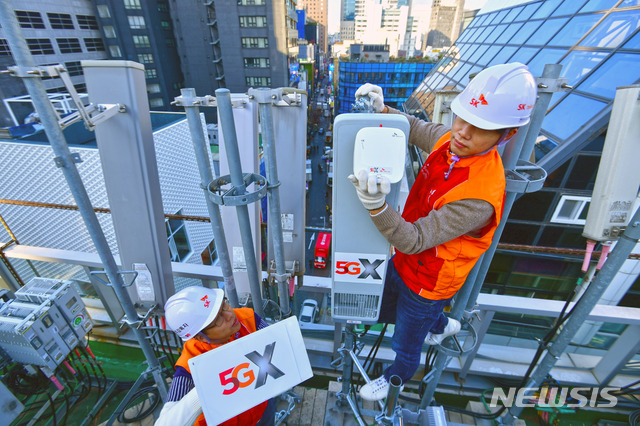 【서울=뉴시스】고범준 기자 = 14일 오전 서울 중구 명동의 한 빌딩 옥상에서 SK텔레콤 직원들이 5G 전파 송출을 보름 앞두고 기지국을 설치하고 있다. 2018.11.14. bjko@newsis.com