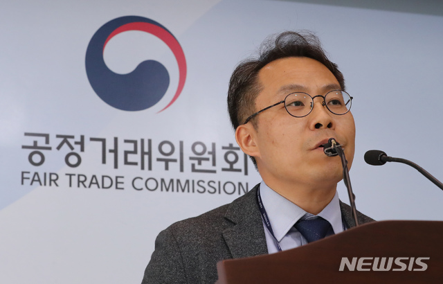 【세종=뉴시스】강종민 기자 = 홍형주 공정거래위원회 내부거래감시과장이 14일 오전 정부세종청사에서 삼성이 2014년 상호출자제한기업집단 지정을 위한 자료를 제출하며, 차명으로 보유하던 2개사를 고의로 누락한 행위를 적발하고 이건희 회장을 고발한다고 밝히고 있다. 2018.11.14.&nbsp; ppkjm@newsis.com