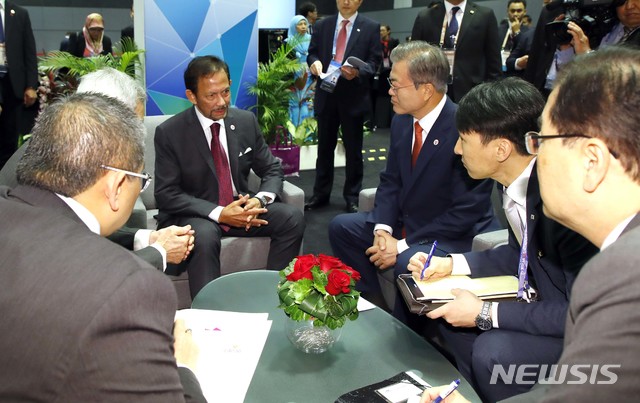 【싱가포르=뉴시스】박진희 기자 = 동남아국가연합(아세안) 정상회의 참석한 문재인 대통령이 14일 싱가포르 선텍 컨벤션센터 회의장에서 하싸날 볼키아 브루나이 국왕과 정상회담을 하고 있다. 2018.11.14.&nbsp; pak7130@newsis.com