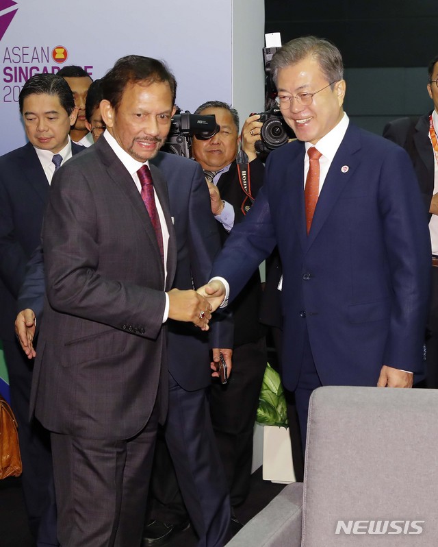 【싱가포르=뉴시스】박진희 기자 = 아세안(ASEAN) 관련 회의 참석을 위해 싱가포르를 방문 중인 문재인 대통령이 14일 싱가포르 선텍 컨벤션센터 회담장에서 하싸날 볼키아 브루나이 국왕을 만나 악수하고 있다. 2018.11.14.&nbsp; pak7130@newsis.com