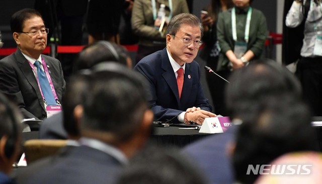 【싱가포르=뉴시스】박진희 기자 = 문재인 대통령이 14일 싱가포르 선텍 컨벤션 센터에서 개최된 제20차 한-아세안 정상회의에 참석해 인사말을 하고 있다. 2018.11.14. pak7130@newsis.com