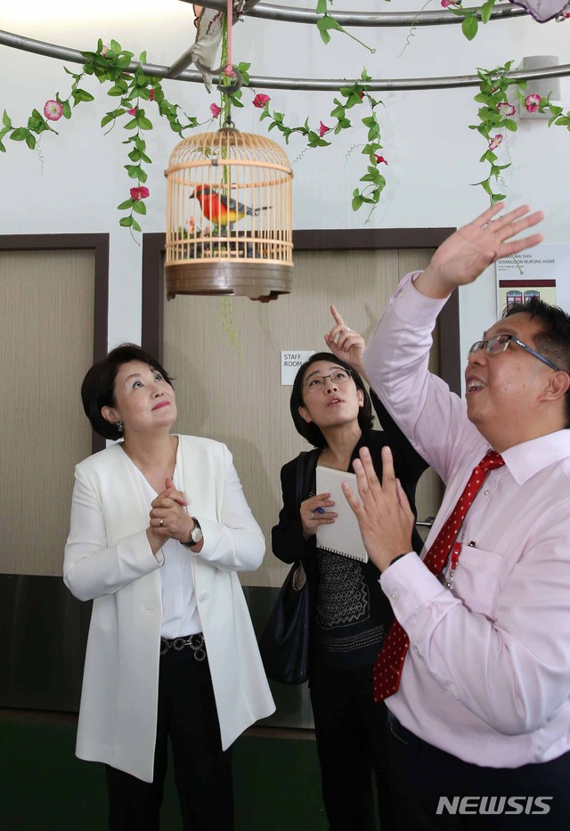 【싱가포르=뉴시스】박진희 기자 = 문재인 대통령 부인 김정숙 여사가 14일(현지시간) 싱가포르 꽝와이시우 요양병원을 방문해 시설물을 둘러보고 있다. 2018.11.14.&nbsp; pak7130@newsis.com