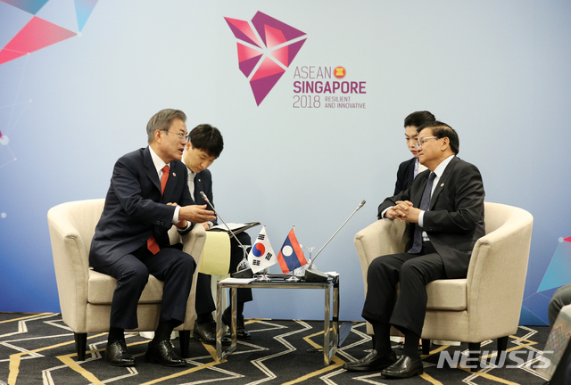 【싱가포르=뉴시스】박진희 기자 = 동남아국가연합(아세안) 정상회의 참석한 문재인 대통령이 14일 싱가포르 썬텍 컨벤션 센터 회의장에서 통룬 시술릿 라오스 총리와 정상회담을 하고 있다. 2018.11.14. pak7130@newsis.com