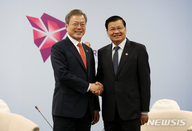 【싱가포르=뉴시스】박진희 기자 = 동남아국가연합(아세안) 정상회의 참석한 문재인 대통령이 14일 싱가포르 썬텍 컨벤션 센터 회의장에서 통룬 시술릿 라오스 총리와 정상회담을 하고 있다. 2018.11.14.&nbsp; pak7130@newsis.com