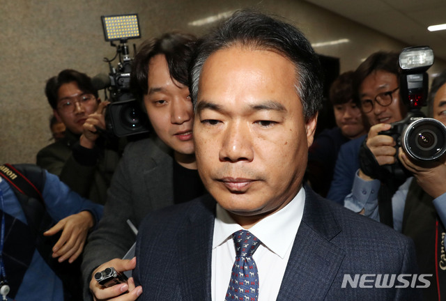 【서울=뉴시스】홍효식 기자 = 음주운전으로 물의를 빚은 민주평화당 이용주 의원이 14일 오후 서울 여의도 국회에서 징계 수위를 결정할 당기윤리심판원 회의에 참석하고 있다. 이 의원은 이날 회의에서 직접 사건 경위에 대해 설명한다. 2018.11.14.&nbsp; yesphoto@newsis.com