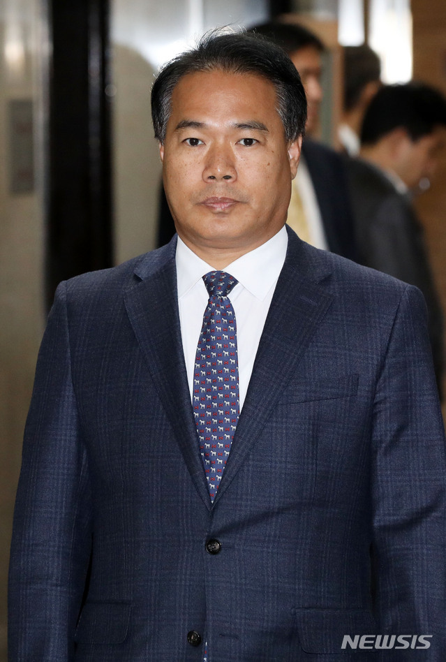 【서울=뉴시스】홍효식 기자 = 음주운전으로 물의를 빚은 민주평화당 이용주 의원이 14일 오후 서울 여의도 국회에서 징계 수위를 결정할 당기윤리심판원 회의에 참석하고 있다. 이 의원은 이날 회의에서 직접 사건 경위에 대해 설명한다. 2018.11.14. yesphoto@newsis.com