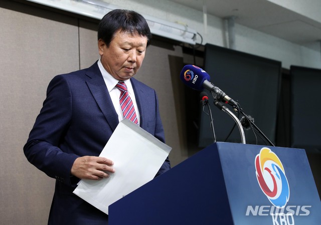 장【서울=뉴시스】고범준 기자 = 선동열 야구국가대표팀 감독이 14일 오후 서울 강남구 한국야구위원회 기자실에서 대표팀 사령탑 사퇴 발표 기자회견을 마치고 퇴하고 있다. 2018.11.14. bjko@newsis.com