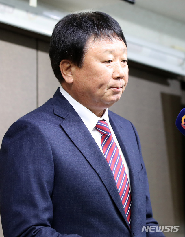 【서울=뉴시스】고범준 기자 = 선동열 야구국가대표팀 감독이 14일 오후 서울 강남구 한국야구위원회 기자실에서 대표팀 사령탑 사퇴 발표 기자회견을 마치고 입을 굳게 다물고 있다. 2018.11.14. bjko@newsis.com