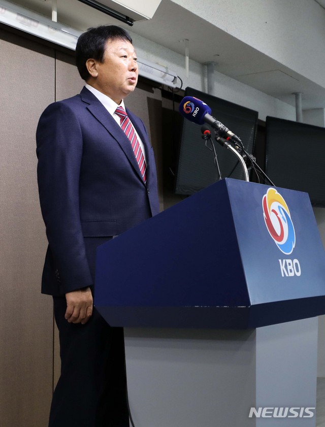 【서울=뉴시스】고범준 기자 = 선동열 야구국가대표팀 감독이 14일 오후 서울 강남구 한국야구위원회 기자실에서 대표팀 사령탑 사퇴 발표 기자회견을 하고 있다. 2018.11.14. bjko@newsis.com