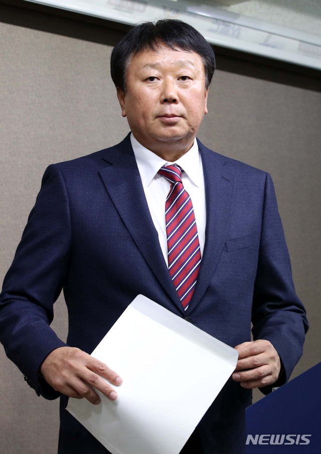 【서울=뉴시스】고범준 기자 = 선동열 야구국가대표팀 감독이 14일 오후 서울 강남구 한국야구위원회 기자실에서 대표팀 사령탑 사퇴 발표 기자회견을 마치고 퇴장하고 있다. 2018.11.14.&nbsp; bjko@newsis.com