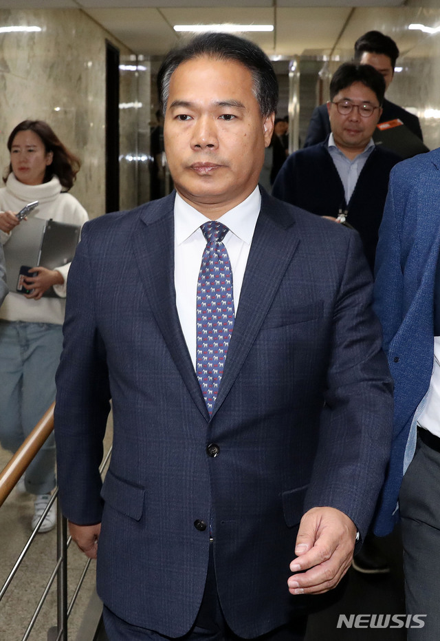 【서울=뉴시스】홍효식 기자 = 음주운전으로 물의를 빚은 민주평화당 이용주 의원이 14일 오후 서울 여의도 국회에서 열린 징계 수위를 결정할 당기윤리심판원 회의에 참석해 사건 경위에 대한 설명을 마친 뒤 국회를 나서고 있다. 2018.11.14. yesphoto@newsis.com