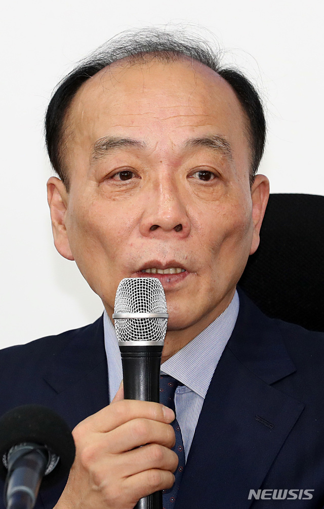 【서울=뉴시스】이종철 기자 = 전원책 변호사가 14일 오후 서울 여의도 극동VIP빌딩에서 기자 간담회를 갖고 소회를 밝히고 있다. 2018.11.14. jc4321@newsis.com 