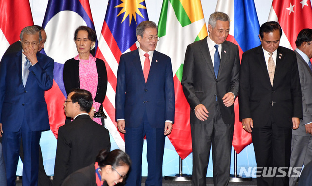 【싱가포르=뉴시스】박진희 기자 = 문재인 대통령이 14일 오전 싱가포르 선텍(SUNTEC) 컨벤션센터에서 열린 제20차 한·아세안 정상회의에 참석해 기념 촬영을 위해 자리 하고 있다. 왼쪽부터 마하타르 빈 모하마드 말레이시아 총리, 아웅산 수찌 미얀마 국가고문, 문 대통령, 리 센룽 싱가포르 총리, 하싸날 볼키아 브루나이 국왕. 2018.11.14.pak7130@newsis.com