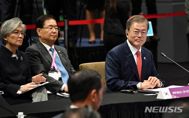 【싱가포르=뉴시스】박진희 기자 = 문재인 대통령이 14일 오전 싱가포르 선텍(SUNTEC) 컨벤션센터에서 열린 제20차 한·아세안 정상회의에 참석해 인사말을 하고 있다.&nbsp; 뒤쪽에 강경화 외교부장관과 정의용 국가안보실장이 배석해 있다. 2018.11.14. pak7130@newsis.com