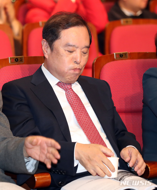 【서울=뉴시스】박영태 기자 = 14일 오후 서울 영등포구 여의도 국회 의원회관에서 열린 ‘커뮤니티케어 어떻게 할 것인가’ 정책토론회에서 김병준 자유한국당 비상대책위원장이 물을 마시고 있다. 2018.11.14.since1999@newsis.com