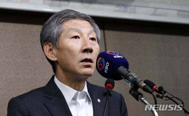 【서울=뉴시스】고범준 기자 = 장윤호 KBO 사무총장이 14일 오후 서울 강남구 한국야구위원회 기자실에서 선동열 야구국가대표팀 감독 사퇴 발표 기자회견과 관련 KBO의 입장을 밝히고 있다. 2018.11.14. bjko@newsis.com