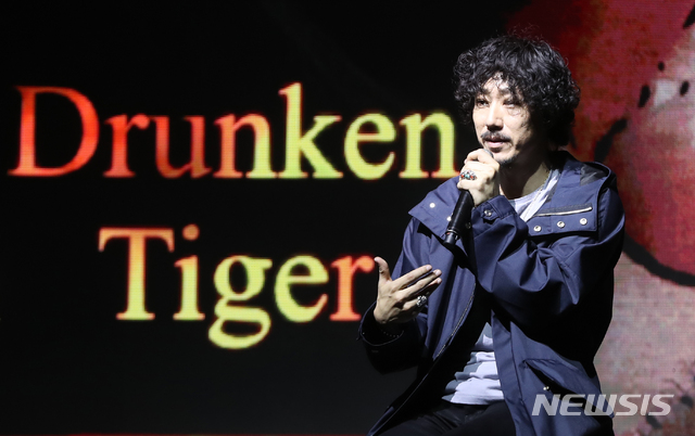 【서울=뉴시스】조수정 기자 = 드렁큰타이거가 14일 오후 서울 광장동 예스24라이브홀에서 마지막 정규 10집 앨범 '엑스 : 리버스 오브 타이거 제이케이(X : Rebirth of Tiger JK)' 발매 음감회를 개최, 신곡에 대한 이야기를 하고 있다. 드렁큰타이거는 이번 정규 10집 이후 타이거JK로만 활동할 예정이다. 2018.11.14. chocrystal@newsis.com