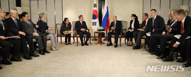 【싱가포르=뉴시스】박진희 기자 = 문재인 대통령이 14일 오후 싱가포르 샹그릴라 호텔에서 블라디미르 푸틴 러시아 대통령과 정상회담을 하고 있다. 2018.11.14.&nbsp; pak7130@newsis.com