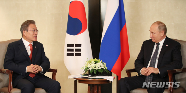 【싱가포르=뉴시스】박진희 기자 = 문재인 대통령이 14일 오후 싱가포르 샹그릴라 호텔에서 블라디미르 푸틴 러시아 대통령과 정상회담을 하고 있다. 2018.11.14.&nbsp; pak7130@newsis.com 