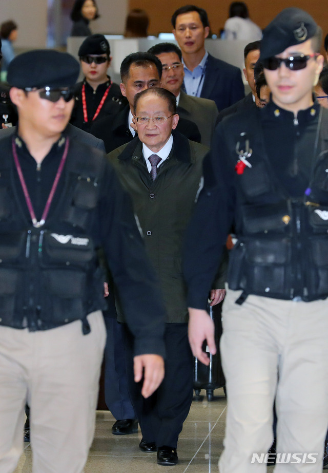 【인천공항=뉴시스】배훈식 기자 = 리종혁 아시아태평양평화위원회 부위원장이 14일 오후 인천국제공항 제2터미널을 통해 방남하고 있다. 2018.11.14. dahora83@newsis.com