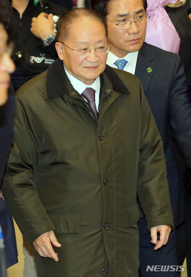 【인천공항=뉴시스】배훈식 기자 = 리종혁 아시아태평양평화위원회 부위원장이 14일 오후 인천국제공항 제2터미널을 통해 방남하고 있다. 2018.11.14. dahora83@newsis.com