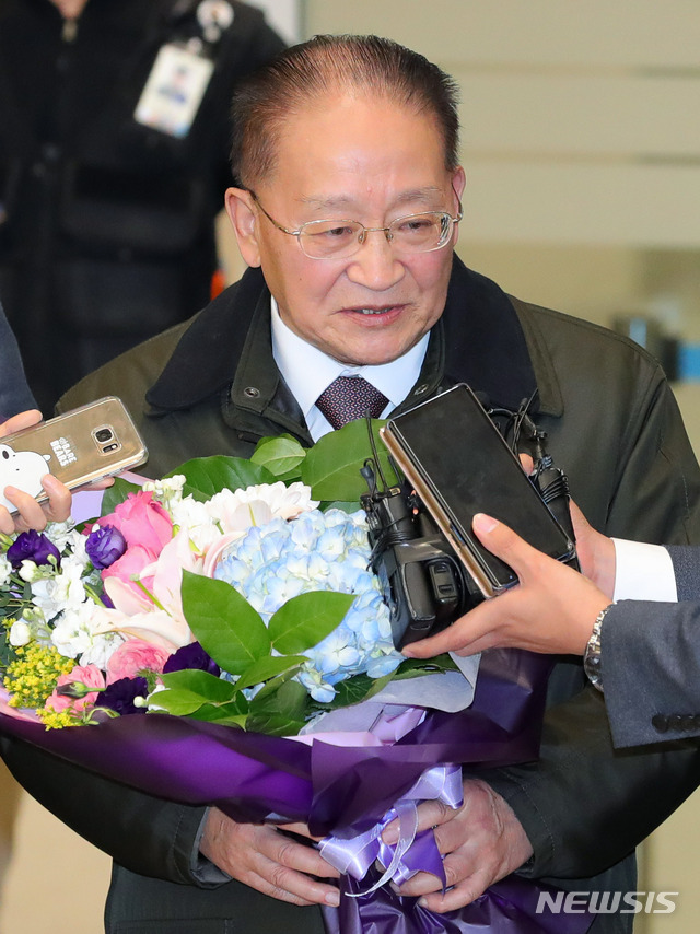 【인천공항=뉴시스】배훈식 기자 = 리종혁 아시아태평양평화위원회 부위원장이 14일 오후 인천국제공항 제2터미널을 통해 방남, 취재진의 질문에 답하고 있다. 2018.11.14. dahora83@newsis.com