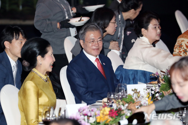 【싱가포르=뉴시스】박진희 기자 = 문재인 대통령과 부인 김정숙 여사가 지난해 11월14일 오후(현지시간) 싱가포르 선텍(SUNTEC) 컨벤션 센터에서 열린 아세안 갈라만찬에 참석하고 있다. 2019.02.19 pak7130@newsis.com