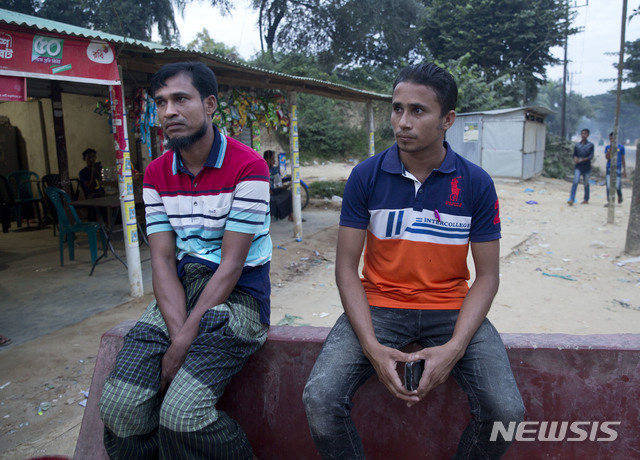 【방글라데시=AP/뉴시스】로힝야 난민인 누룰 아민(35·왼쪽)과 모하메드 셀림(23)이 14일 방글라데시 잼톨리 난민캠프에서 AP통신과 인터뷰를 하고 있다. 이들 가족은 15일로 예정된 미얀마 본국 송환 명단에 포함됐지만, 송환을 원치 않아 도망가거나 어딘가로 숨었다. 이들은 통신에 "우리는 돌아가고 싶지 않다"라며 송환 거부 의사를 분명히 했다. 2018.11.15.