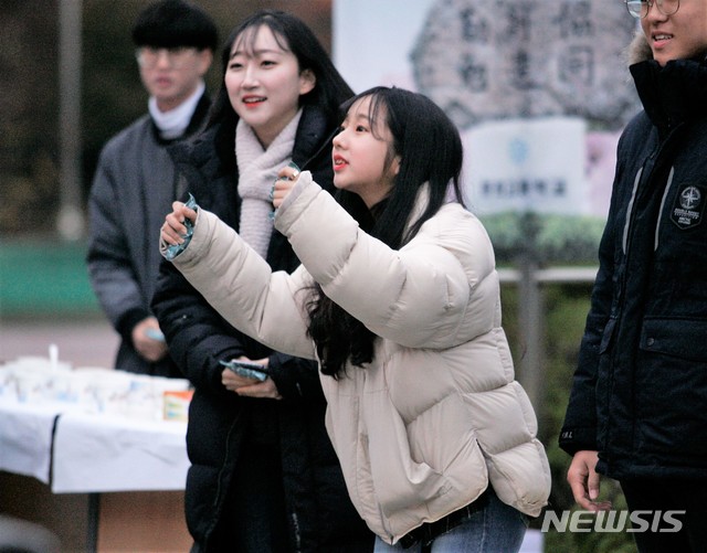 【춘천=뉴시스】조명규 기자 = 2019학년도 대학수학능력시험일인 15일 오전 강원 춘천 제49지구 제6시험장 봉의고등학교에서 후배들이 아침 일찍부터 나와 심험을 치르러 입장하는 수험생을 응원하고 있다. 2018.11.15.&nbsp; mkcho@newsis.com