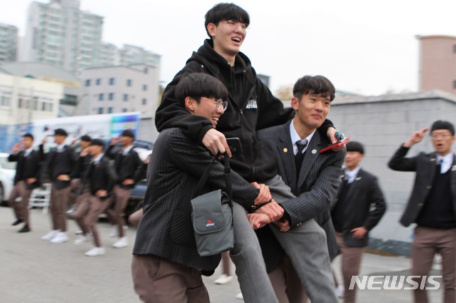 【춘천=뉴시스】박종우 기자 = 2019학년도 대학수학능력시험일인 15일 오전 한 수험생이 후배들의 응원을 받으며 강원 춘천 제49지구 제1시험장 춘천고등학교로 향하고 있다. 2018.11.15.&nbsp; jongwoo425@newsis.com