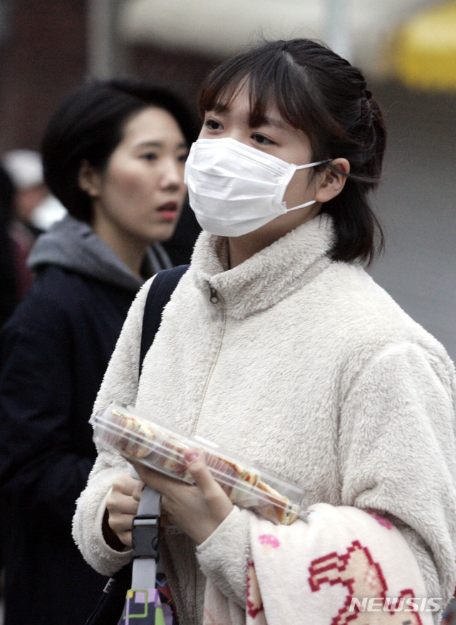 【춘천=뉴시스】조명규 기자 = 2019학년도 대학수학능력시험일인 지난 15일 오전 강원 춘천 제49지구 제6시험장 봉의고등학교에서 한 수험생이 미세먼지 차단을 위해 마스크를 쓰고 입장하고 있다.2018.11.15.&nbsp;&nbsp; mkcho@newsis.com