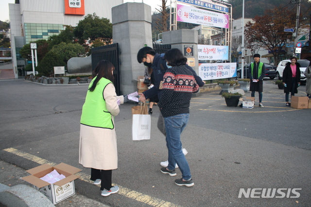 【진주=뉴시스】 정경규 기자 = 15일 오전 2019학년도 대학수학능력시험 경남 89(진주)지구 제1 시험장인 진주고등학교 입구에서 진주시평거종합사회복지관 직원들이 수험생들에게 핫팩을 나줘주고 있다.2018.11.15. jkgyu@newsis.com