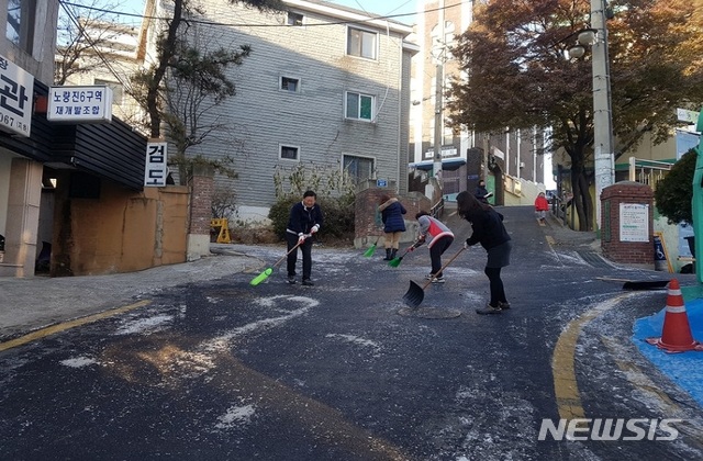【서울=뉴시스】 동작구 제설작업 모습. 2018.11.15. (사진=동작구 제공)