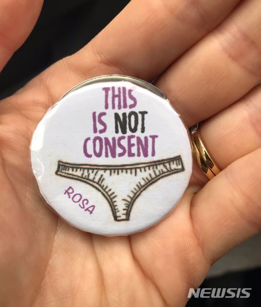 【서울=뉴시스】 14일(현지시간) 아일랜드의 한 언론인이 트위터에 '#이것은동의가아니다(ThisIsNotConsent)'라는 해시태그와 함께 속옷이 그려진 배지의 사진을 게시했다. 현재 아일랜드에서는 17세 여학생을 성폭행한 혐의로 재판에 회부된 27세 남성의 변호사가 여성의 속옷을 제시하며 그가 성관계의 의사가 있었다고 주장해 사회적 공분을 사고 있다. (사진=트위터 @StephGrogan3 캡처) 2018.11.15.
