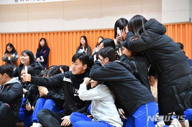 '꺄아, 쇠돌이들 왔네'···포항스틸러스 여중고 방문 인기↑